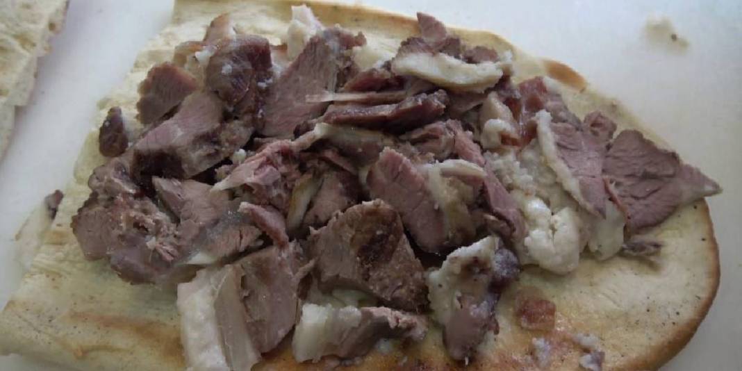 3 metrelik tandırlarda pişiyor: Tescilli büryan iftarın vazgeçilmezi oluyor 5